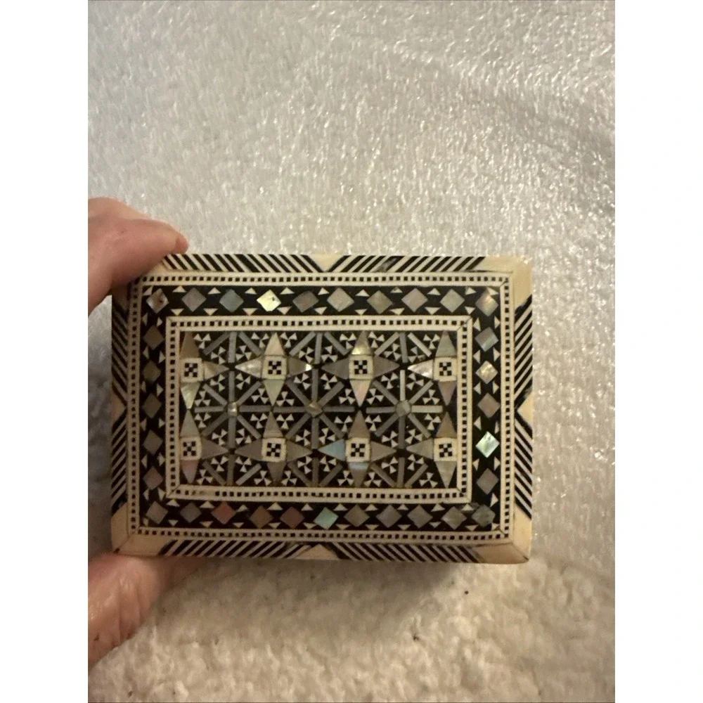 Vintage Mother of Pearl Inlay Wood Box 4